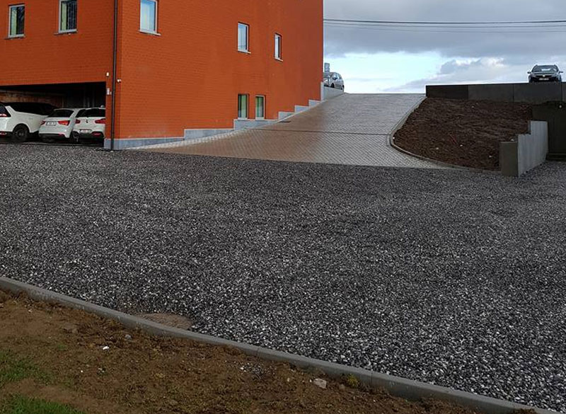 terrassement gravier sortie parking pavés